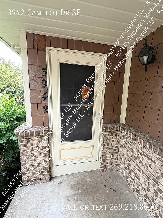 SE Side 3 Bedroom 2 Bathroom Fully Rehabbed — Photo 2