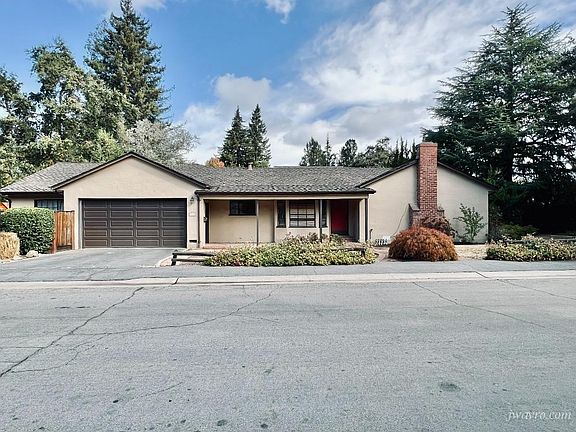 4th image of 1110 Hidden Oaks Dr