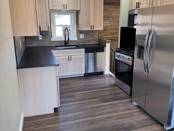 4th image of 936 Livermore Ln
