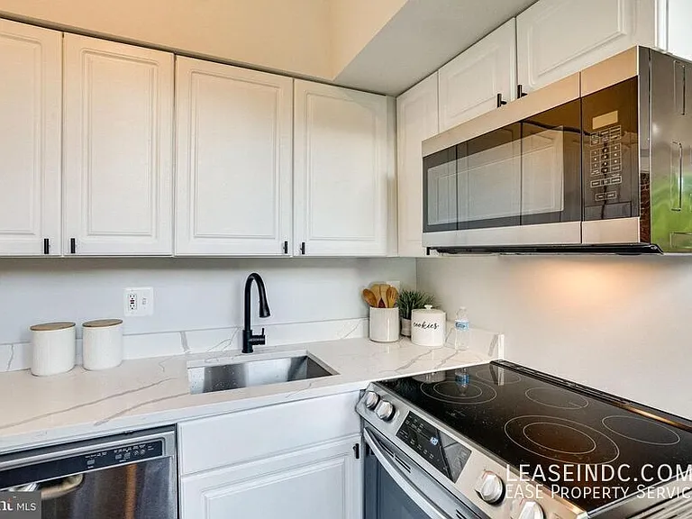 1938 Biltmore St NW #B — Photo 14