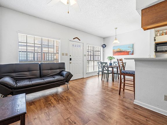 4th image of 912 W 22nd St APT 309
