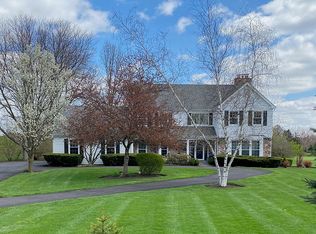 57 W Mundhank Rd, South Barrington, IL 60010