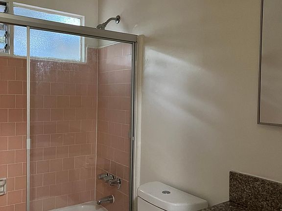 4th image of 947 N Orange Grove Ave #2