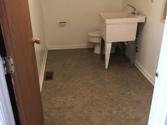 1/2 bath, utility room with W&D hook up