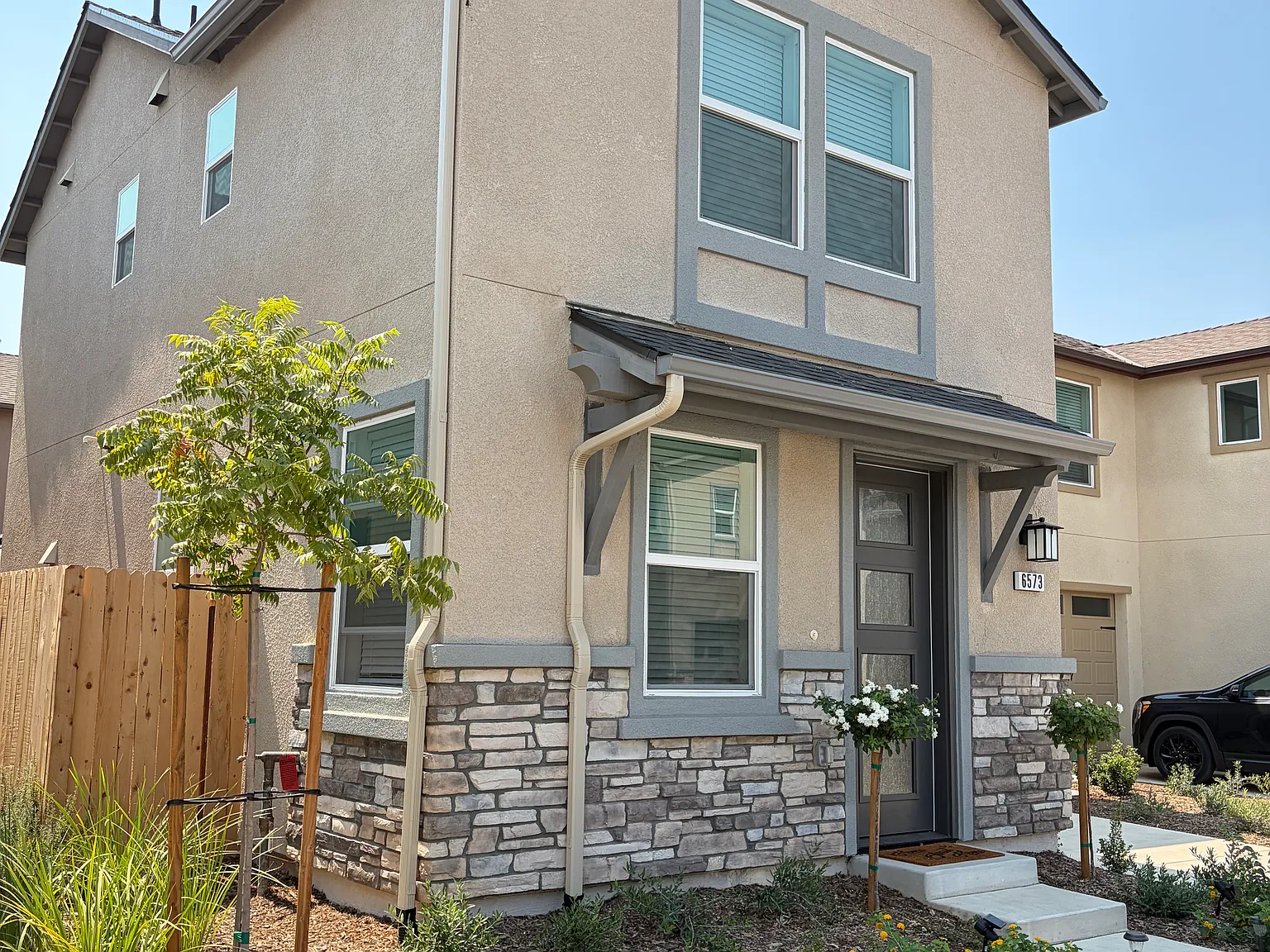 3 bed, 1227 sqft, $2,695 — Photo 2