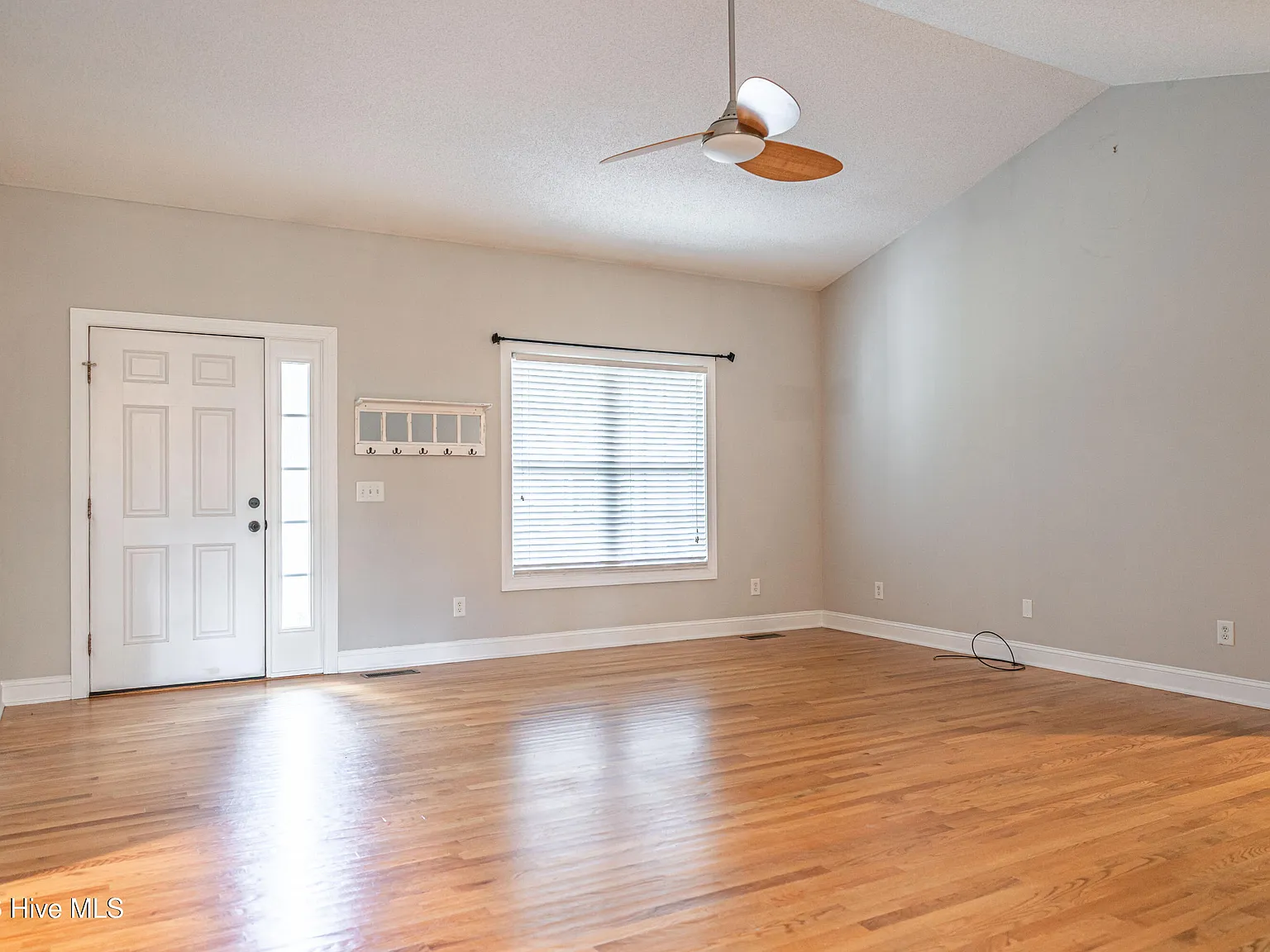 3 bed, 2.0 bath, 1498 sqft, $2,200 — Photo 3