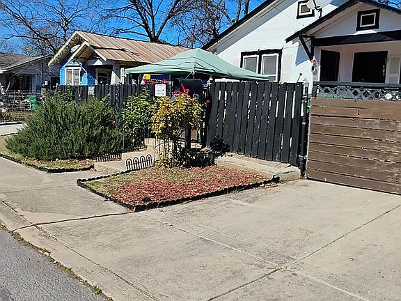 3rd image of 403 Hazel St