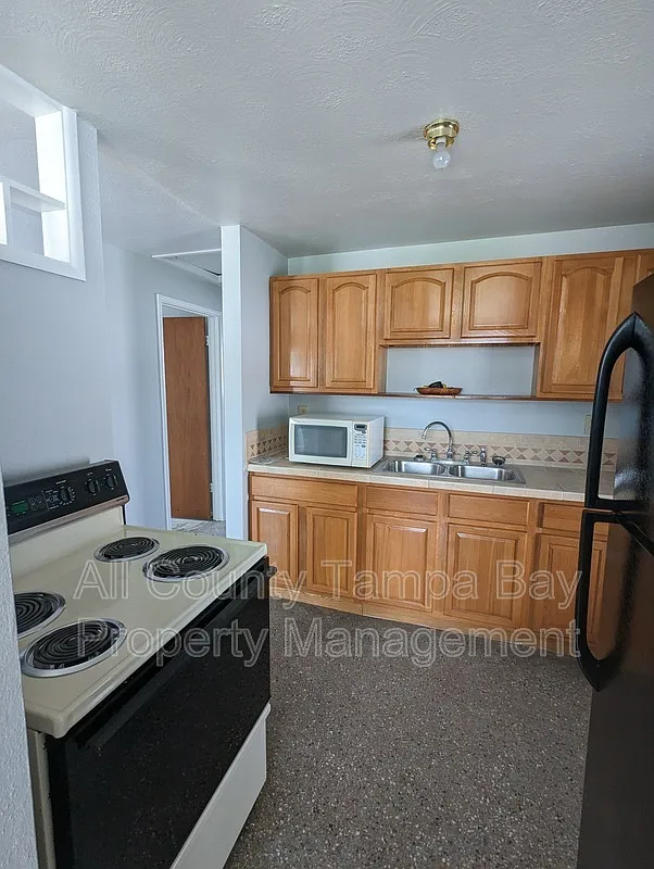 3 bed, 1.0 bath, 864 sqft, $1,900 — Photo 3