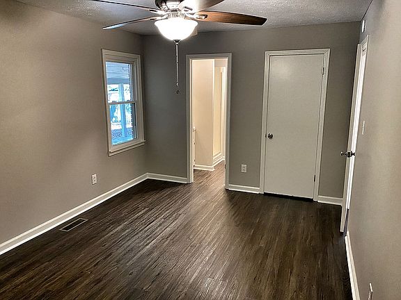 4th image of 716 Walnut Hill Cres