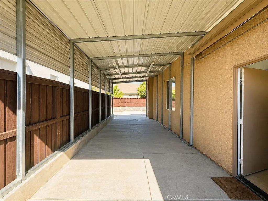 4 bed, 2565 sqft, $3,400 — Photo 2