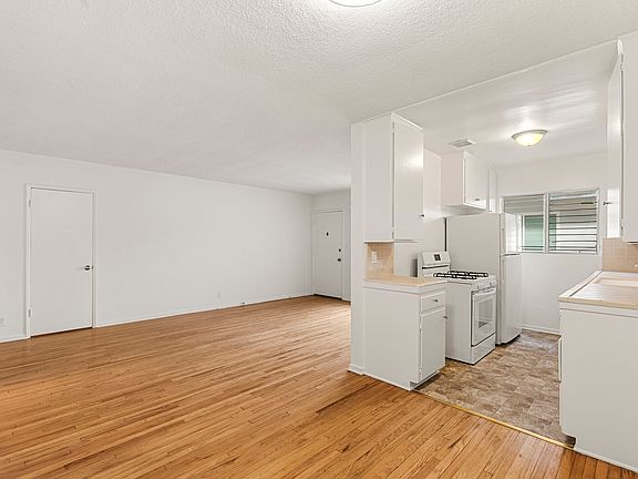 5th image of 923 N San Vicente Blvd APT 3