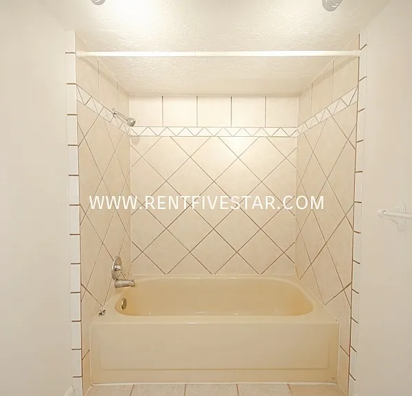635 N 13th Ave — Photo 9
