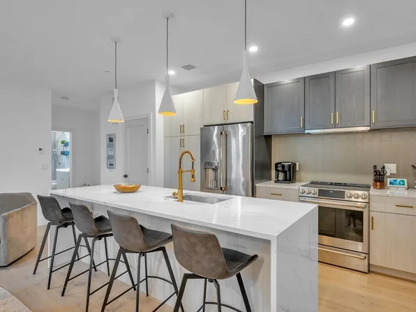 5245 Washington St Unit 5, West Roxbury, MA 02132