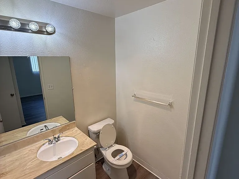 14543 Burbank Blvd — Photo 41