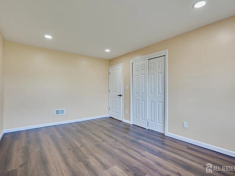 134 Frank St — Photo 16