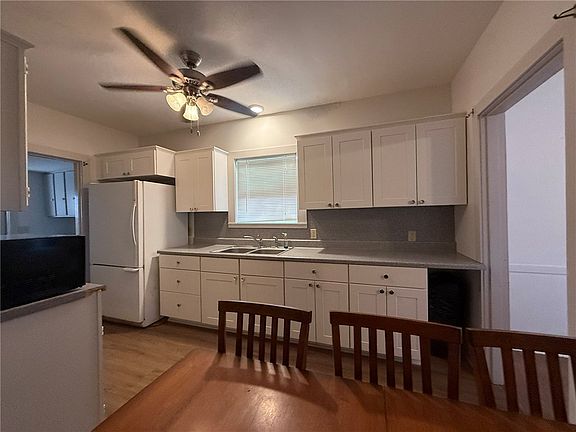 3rd image of 305 E Thornton St
