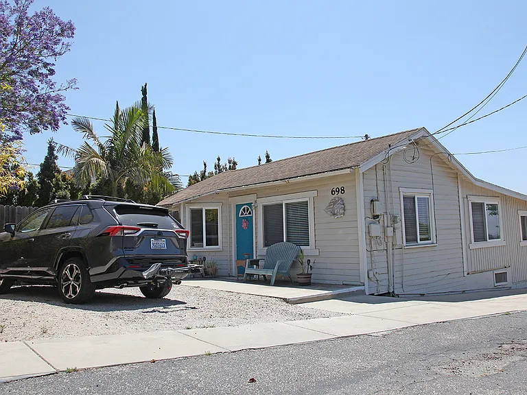 698 Mission Dr — Photo 1