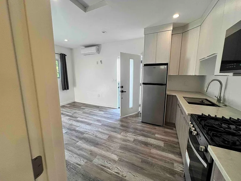8045 Darby Ave — Photo 10