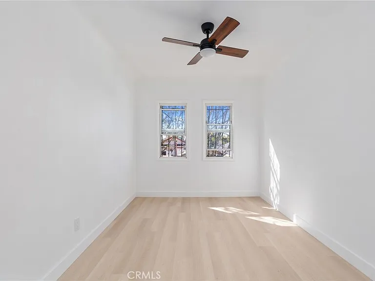 240 1/2 E 84th St #TOWNHOUSE — Photo 6