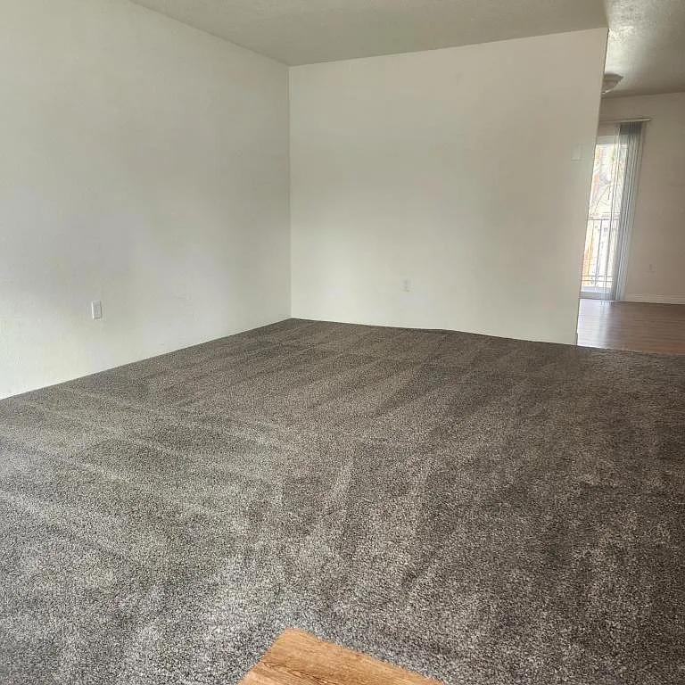 444 NW D St #G — Photo 3