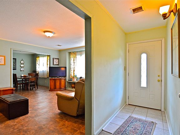 4th image of 2833 Bellview Ave