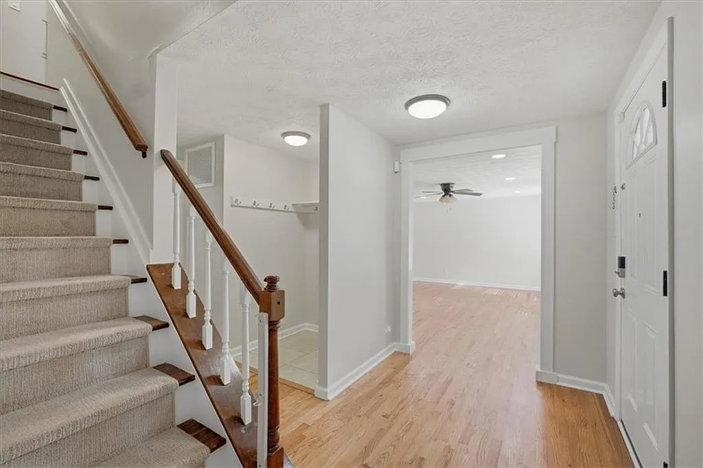 5 bed, 2.5 bath, 2340 sqft, $3,500 — Photo 4