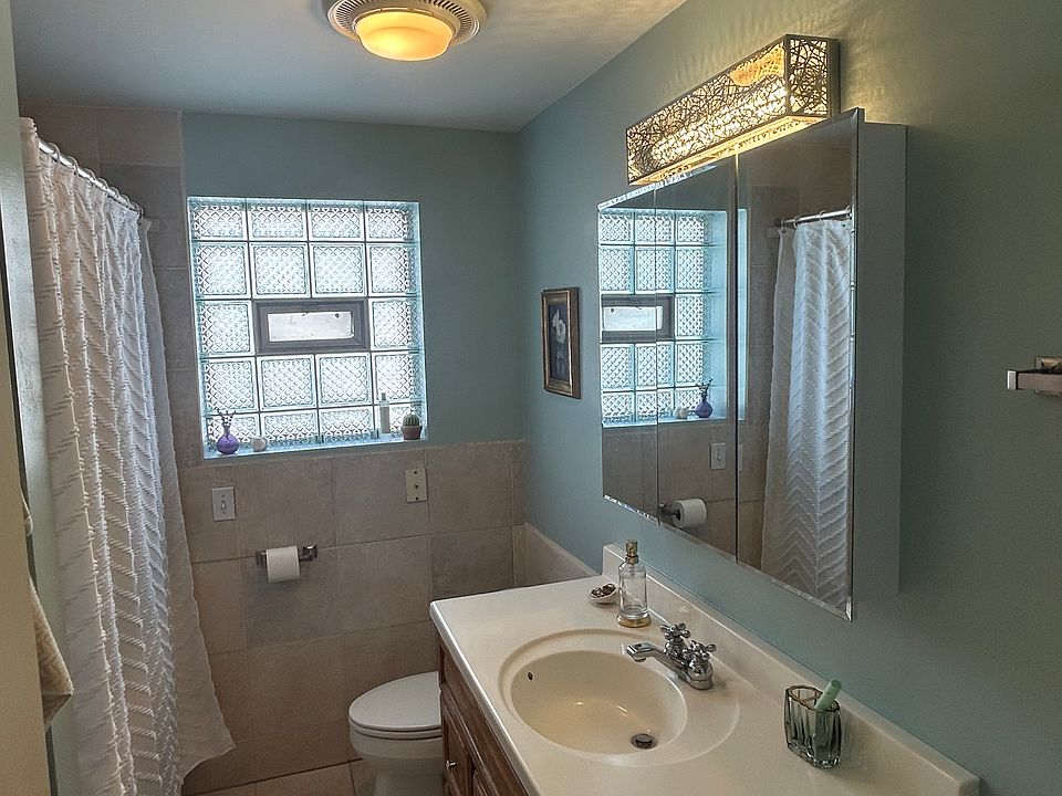 2nd image of 524 N Ashland Ave #524