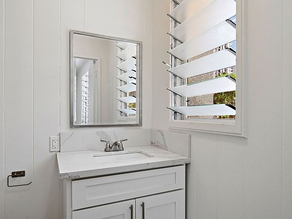 5th image of 1649 Mott Smith Dr APT B
