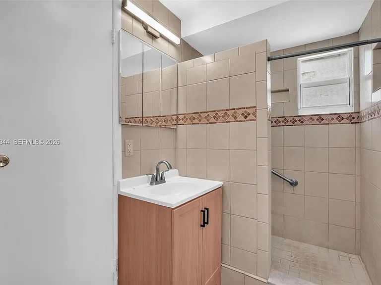 5096 SW 28th Ter — Photo 3