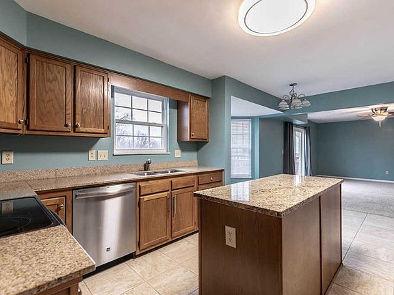 5th image of 34 Thorne Hill Dr