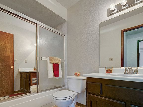 Continental Apartments - Bathroom