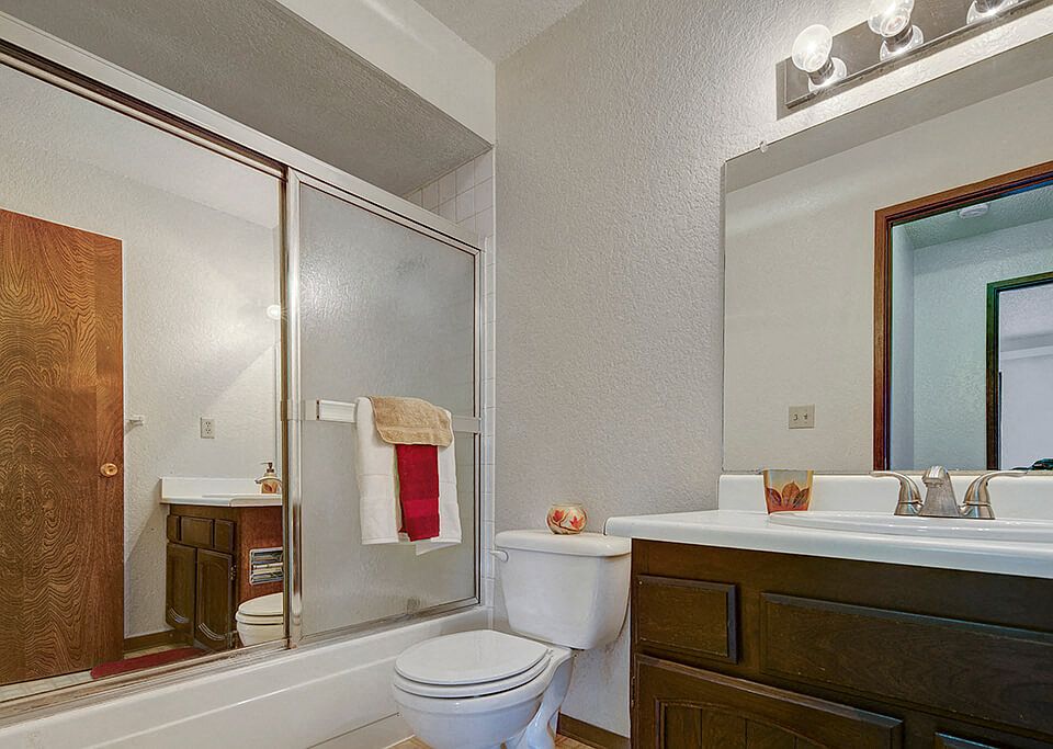 Continental Apartments - Bathroom