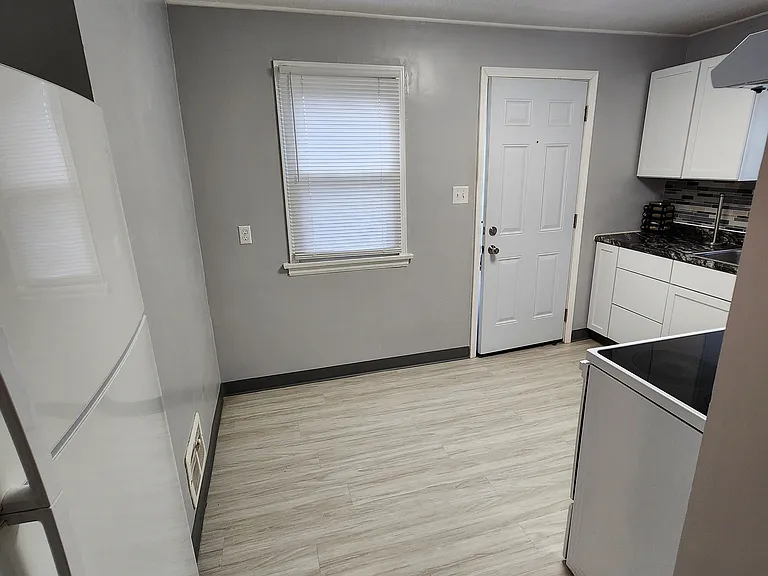 125 Ashwood Ave #B — Photo 7