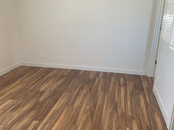 4th image of 450 N Cloverdale Blvd #8