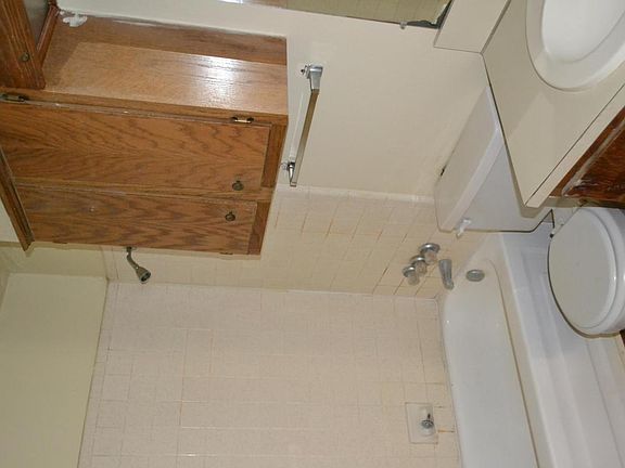 2nd image of 2402 Bandera Dr APT B