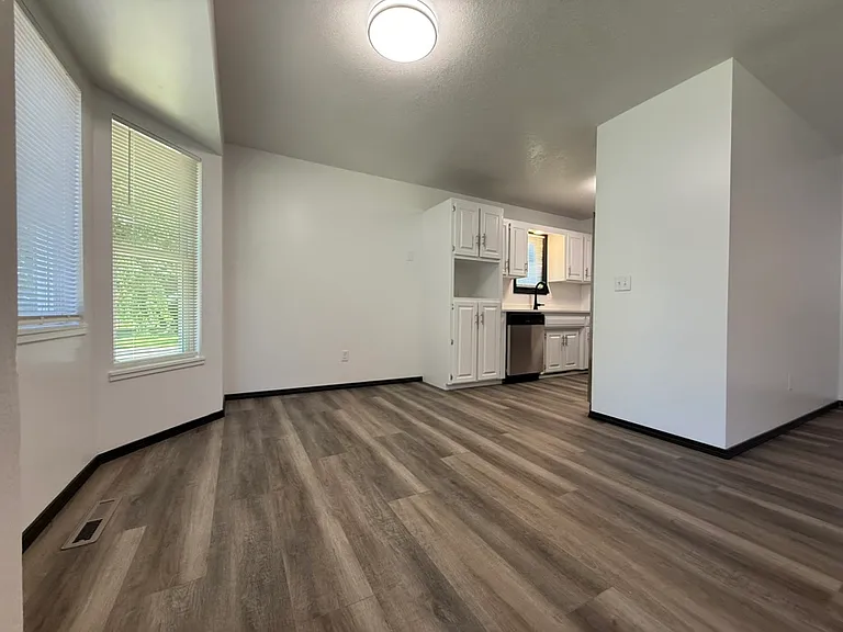 2627 E Verona St — Photo 9