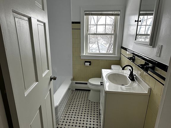 3rd image of 79 E Barrows St APT 6