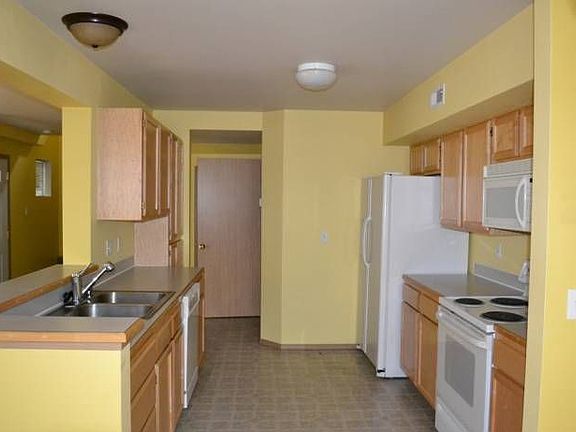 Kitchen w/ All Appliances