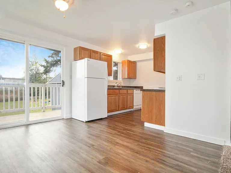Lakeside Apartments — Photo 13