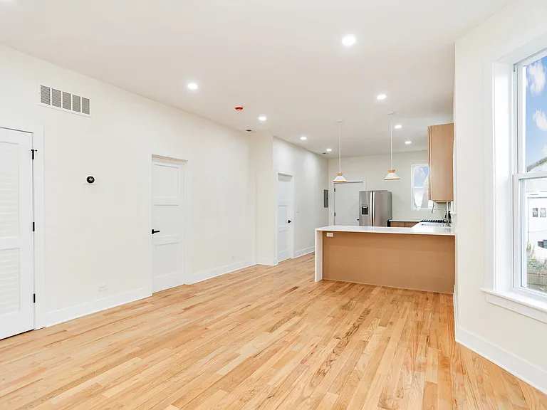 416 N Troy St #1 — Photo 4