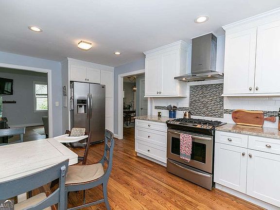 5th image of 585 Warwick St SE