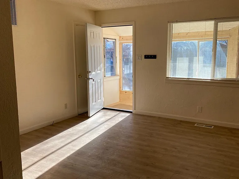 3270 Heights Dr — Photo 3