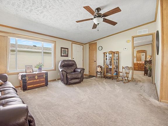 3rd image of 405 Autumn Oaks Rd