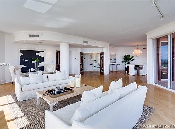 5th image of 10 Edgewater Dr APT 9A