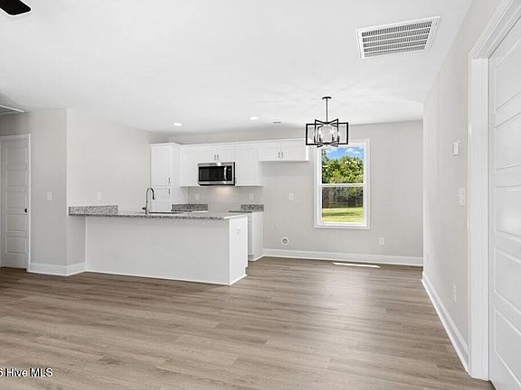 5th image of 211 Rae Street