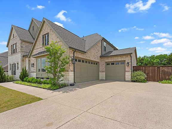 2nd image of 1014 Paradise Ln