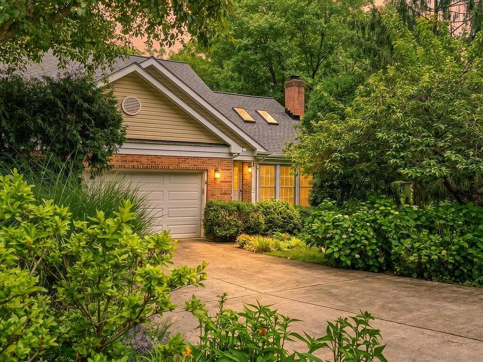 1st image of 901 Alexandria Ct