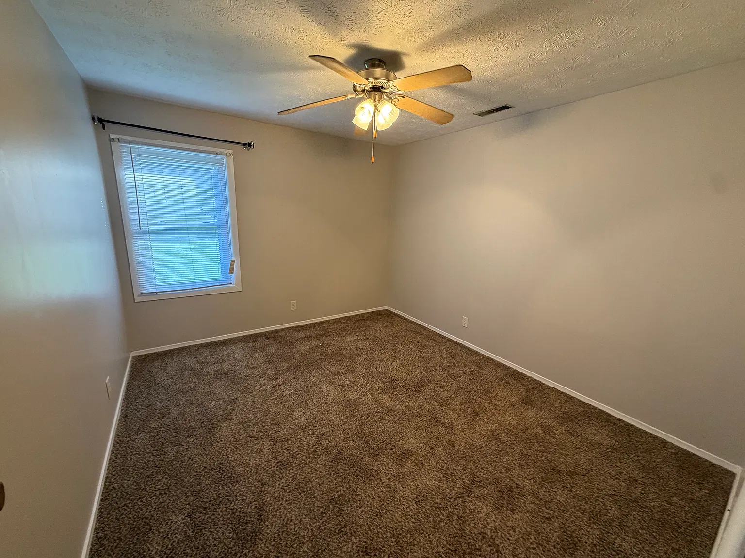 3 bed, 1025 sqft, $1,425 — Photo 4