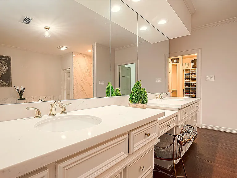 983 S Post Oak Ln — Photo 36