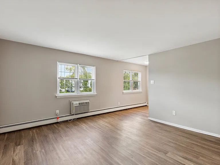 352 N York Rd #C16 — Photo 2